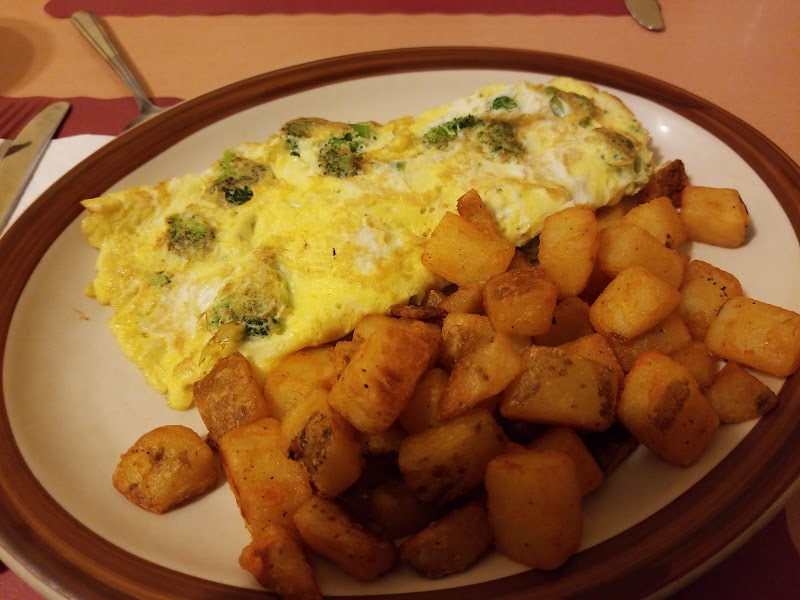 Broccoli cheddar omelet with crispy home fries
